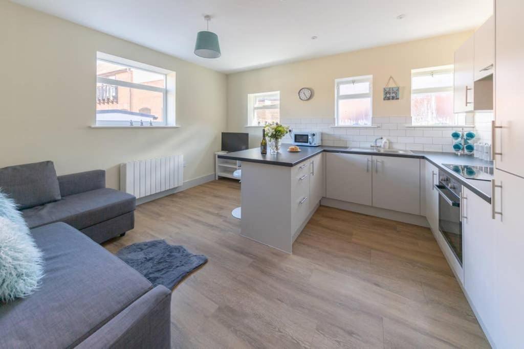 Hereford City Centre - Apartment 4, Isabella House - Modern Apartment In The Heart Of The City - Sleeps 4 Guests - Hosted By Rentmyhouse Екстер'єр фото